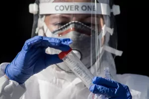 Κορωνοϊός: «Γεννά» ελπίδες η χορήγηση πλάσματος ιαθέντων