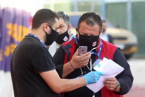 Μπάλα στην Ελλάδα με μάσκες και αποστάσεις/ΦΩΤΟΣ 