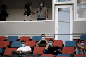 Μπάλα στην Ελλάδα με μάσκες και αποστάσεις/ΦΩΤΟΣ 