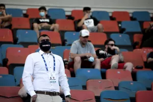 Μπάλα στην Ελλάδα με μάσκες και αποστάσεις/ΦΩΤΟΣ 