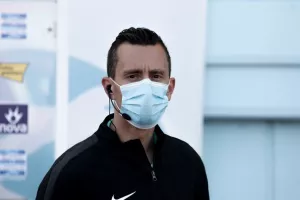 Μπάλα στην Ελλάδα με μάσκες και αποστάσεις/ΦΩΤΟΣ 