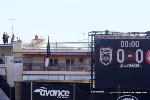 ΠΑΟΚ - Ολυμπιακός: Ανέβηκαν σε ταράτσα για να δουν τον αγώνα! (Φώτος)