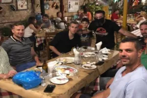 Σε ταβέρνα Διαμαντίδης, Αλβέρτης και Τσαρτσαρής (φώτο)