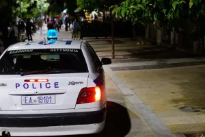 Ιδιοκτήτης μπαρ χτύπησε αστυνομικούς που πήγαν για συστάσεις