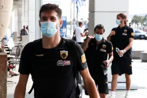 ΑΕΚ: Με μάσκες η αναχώρηση για Θεσσαλονίκη (φώτος)