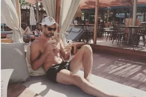 Χαλαρώνει σε beach bar