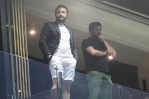 Με βερμούδα και σακάκι ο Καρυπίδης στη βροχή