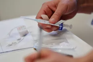 (Κορωνοϊός) Πρώτο το εμβόλιο της Οξφόρδης/Αύριο σημαντικές ανακοινώσεις