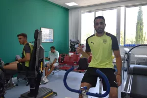 Σήκωσαν μανίκια οι παίκτες της ΑΕΚ (φώτος)