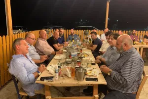 Μετά την συζήτηση… φαγητό, ποτό και κουβεντούλα/ΦΩΤΟΣ 