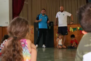 Δίπλα στα παιδιά (φώτος)