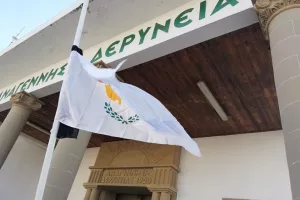 "Τιμή και δόξα, στους ήρωες μας που αντιστάθηκαν"