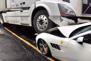 Έριξε... το φορτηγό πάνω στη Ferrari του εργοδότη του!!!