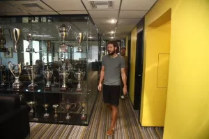 Στα γραφεία ο Τσιγκρίνσκι, υπογράφει την ανανέωση (φώτο)