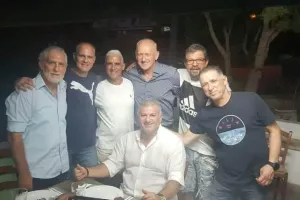Στην Κύπρο το... αεροπλανάκι της Ομόνοιας (φώτος)