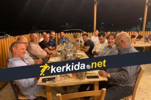 Μετά την συζήτηση… φαγητό, ποτό και κουβεντούλα/ΦΩΤΟΣ 