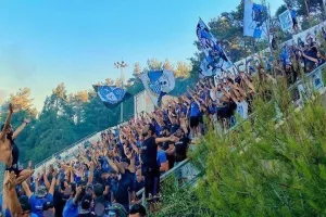 "Ρίξτε την κάρτα να ρίξουμε τα γήπεδα" 