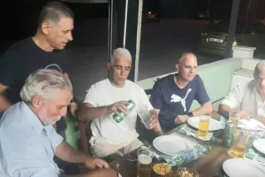 Στην Κύπρο το... αεροπλανάκι της Ομόνοιας (φώτος)