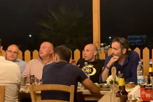 Μετά την συζήτηση… φαγητό, ποτό και κουβεντούλα/ΦΩΤΟΣ 