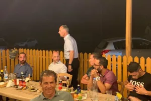 Μετά την συζήτηση… φαγητό, ποτό και κουβεντούλα/ΦΩΤΟΣ 