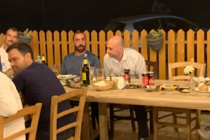 Μετά την συζήτηση… φαγητό, ποτό και κουβεντούλα/ΦΩΤΟΣ 