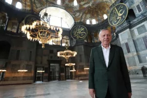 Προκαλεί ο Ερντογάν: Επέβλεψε τις εργασίες για τη μετατροπή σε τζαμί