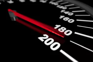 Συνελήφθη 21χρονος που οδηγούσε με 180 km! 