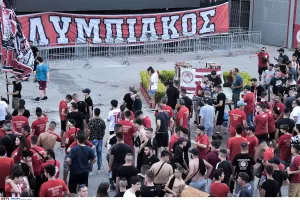 ΦΟΥΛ κόσμος έξω από το "Γ. Καραϊσκάκης" (ΦΩΤΟΣ)