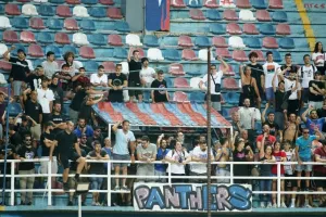 «Ντου» οπαδών στο γήπεδο και συνθήματα κατά των παικτών