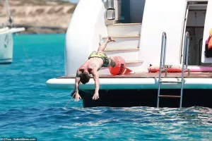 (ΦΩΤΟΣ) Βουτιές στην Ίμπιζα με σκάφος για Μέσι και Σουάρες