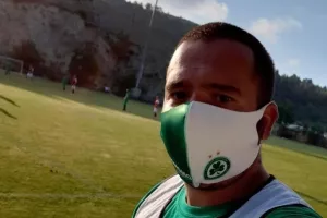 Θανάσης με... προστασία