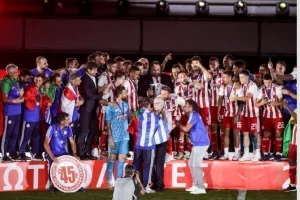 Η απονομή της κούπας στους Πρωταθλητές (Φώτος)