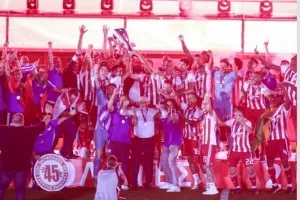 Η απονομή της κούπας στους Πρωταθλητές (Φώτος)