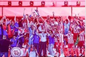 Η απονομή της κούπας στους Πρωταθλητές (Φώτος)