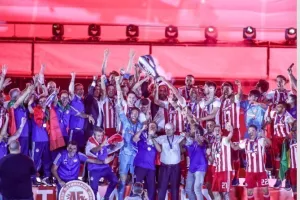 Η απονομή της κούπας στους Πρωταθλητές (Φώτος)