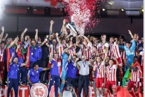 Η απονομή της κούπας στους Πρωταθλητές (Φώτος)
