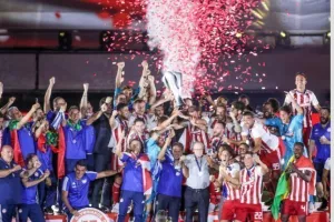 Η απονομή της κούπας στους Πρωταθλητές (Φώτος)