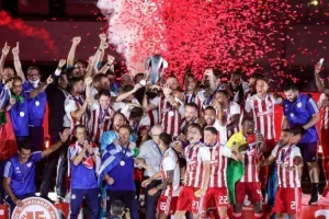 Η απονομή της κούπας στους Πρωταθλητές (Φώτος)