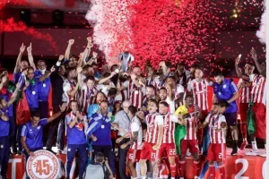 Η απονομή της κούπας στους Πρωταθλητές (Φώτος)