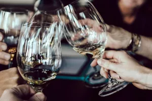 Tι αλλάζει από ΣΗΜΕΡΑ- Αυξάνεται ο μέγιστος αριθμός ατόμων σε συναθροίσεις