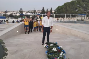 Στεφάνι στον Τύμβο το ΑΠΟΕΛ (φώτος) 