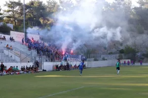 ΧΑΜΟΣ... οι Μαχητές με καπνογόνα/ΦΩΤΟΣ