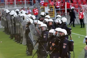 Κερκίδες με κόσμο, επεισόδια και συλλήψεις/ΦΩΤΟΣ
