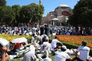 Αγία Σοφία: Τζαμί μετά από 86 χρόνια - Συρρέουν οι τούρκοι...