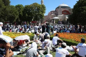 Αγία Σοφία: Τζαμί μετά από 86 χρόνια - Συρρέουν οι τούρκοι...