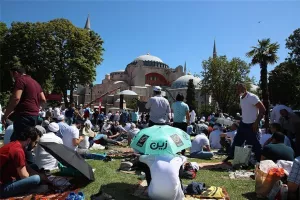 Αγία Σοφία: Τζαμί μετά από 86 χρόνια - Συρρέουν οι τούρκοι...