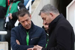 ΤΡΕΧΕΙ/Λάρκου