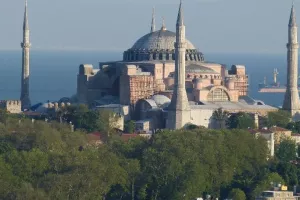 Ξεκίνησε η "βεβήλωση" της Αγίας Σοφίας: Εστρωσαν τιρκουάζ χαλιά (φώτος)