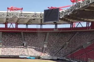 Εργασίες για την αλλαγή του χλοοτάπητα στο Καραϊσκάκη (Φώτος)
