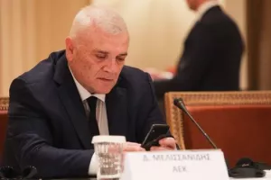 ΕΠΙΘΕΣΗ στον Μελισσανίδη: "Μιλάς εσύ για αξίες;"